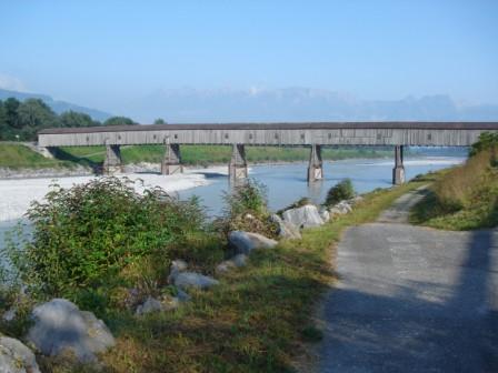 Houten overdekte brug over de Rijn tussen Liechtenstein en Zwitserland